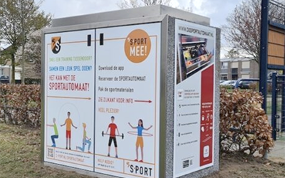 De Sportautomaat: een kast vol sportmateriaal bij een openbaar sportveldje